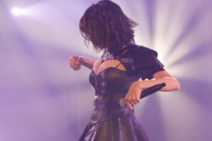 【画像】アイドルさんのおっぱいが零れそう！！