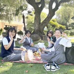 【画像】お嬢様女子校のランチ、とても楽しそう！