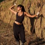 【画像】ローラさん(35)のヘソ出し稲刈りwwwwwwwwwwwwwwwwwwwwwwwwwwwwwww