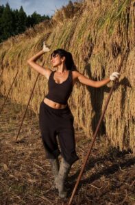 【画像】ローラさん(35)のヘソ出し稲刈りwwwwwwwwwwwwwwwwwwwwwwwwwwwwwww