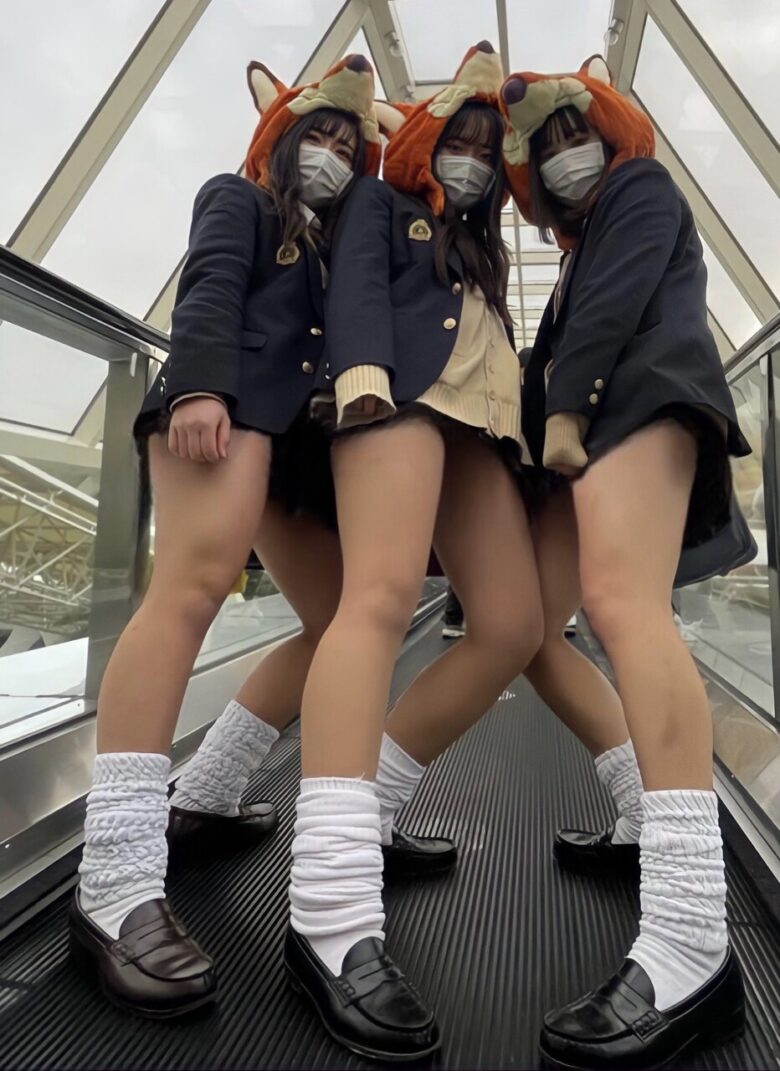 【画像】JK「そんなに見たいの!?なら・・・」