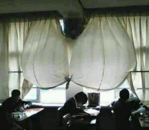 【大迫力！】おっぱいカーテンはこちら！