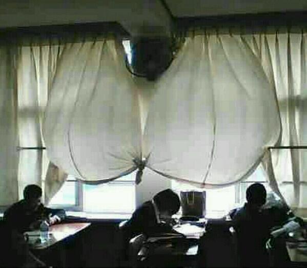 【大迫力！】おっぱいカーテンはこちら！