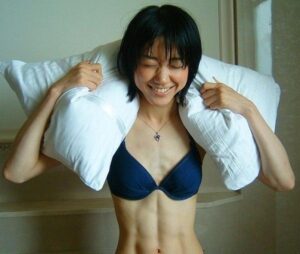 【画像】腹筋バキバキの女の子って良いよね？wwwwwwwww