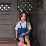 【画像】滅多に来ないバス停より、この少女？と一緒になったら⋯