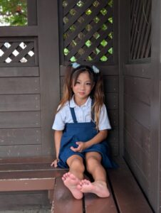 【画像】滅多に来ないバス停より、この少女？と一緒になったら⋯