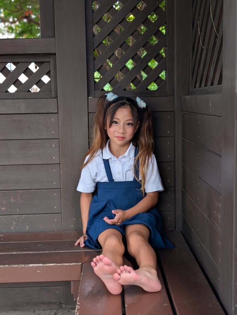 【画像】滅多に来ないバス停より、この少女？と一緒になったら⋯