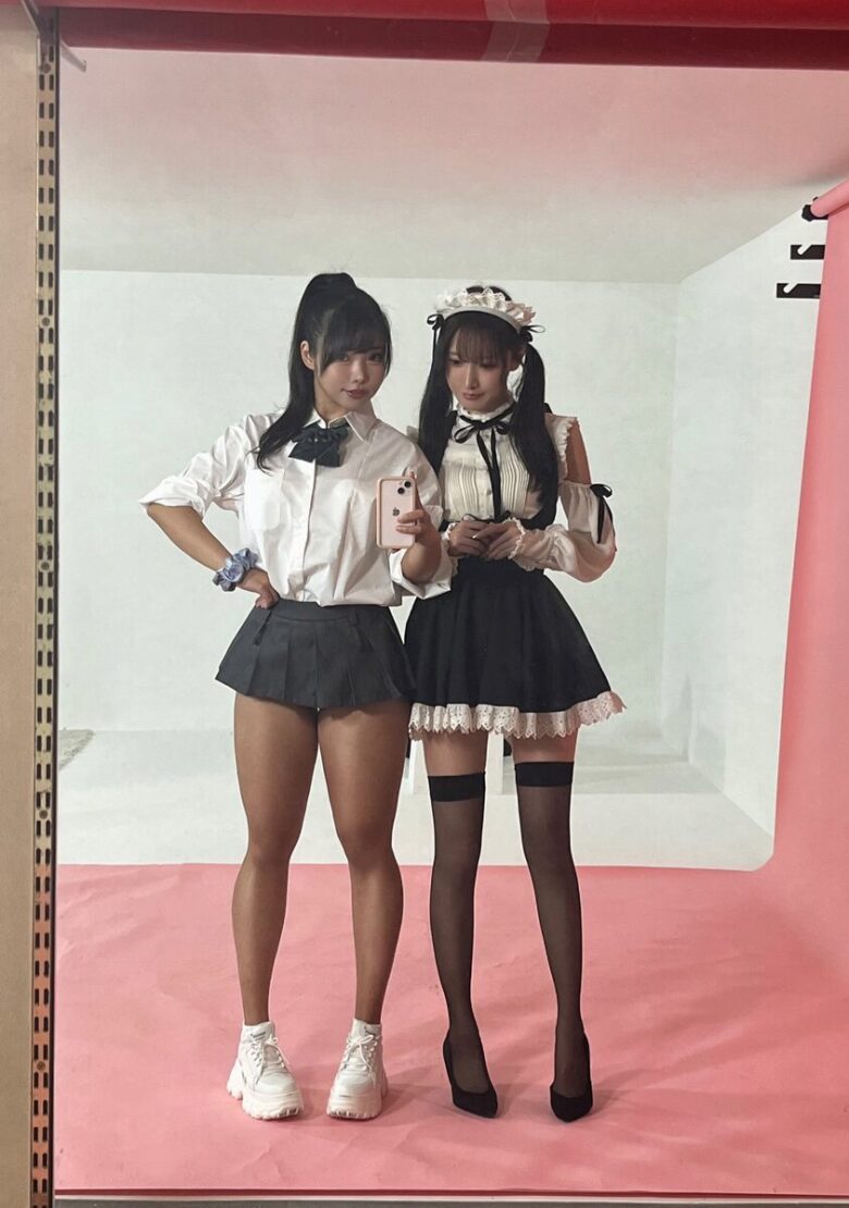 【画像】ミニスカJKさん！？の脚！！