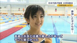 【画像】JSさん、スク水姿でインタビューを受ける