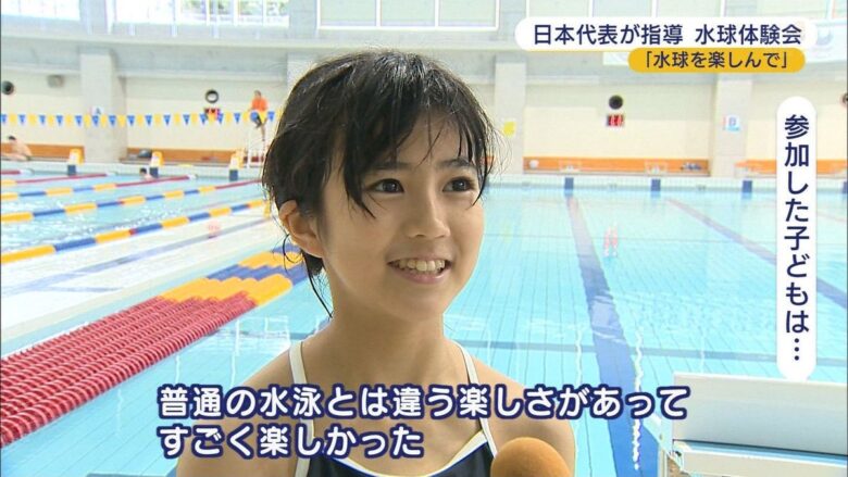 【画像】JSさん、スク水姿でインタビューを受ける