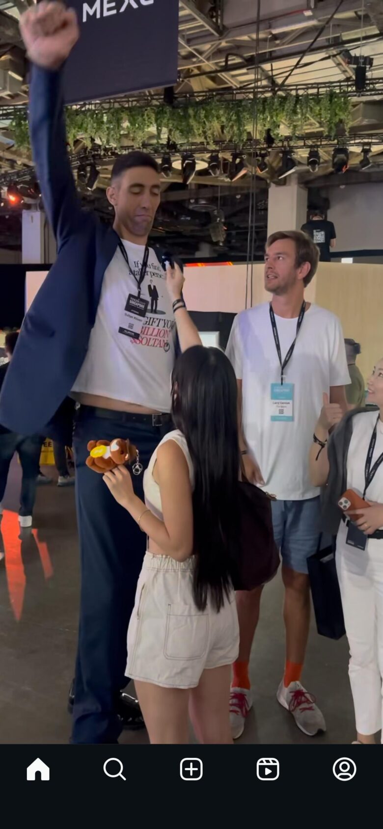 【画像】世界一デカイ男、さすがにデカすぎる…