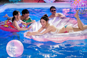 【画像】ナイトプールではこんなえっちな光景が当たり前のように見れるらしい