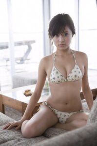 【質問】吉岡里帆と小島瑠璃子  →  同じ水着奈良どっちが好きですか！？