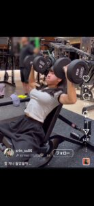 【画像】巨乳女子さん、筋トレして鍛える