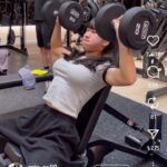 【画像】巨乳女子さん、筋トレして鍛える