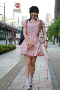 【画像】スーツ姿しか知らなかった彼女との初デートでこれが現れたらｗｗｗｗｗｗｗｗｗ