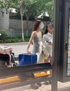 【画像】最近の女性さん、おっぱいの位置が⋯