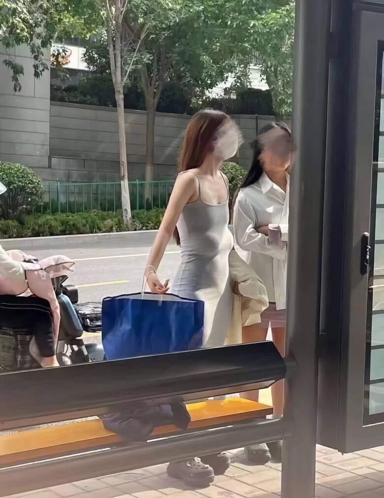 【画像】最近の女性さん、おっぱいの位置が⋯